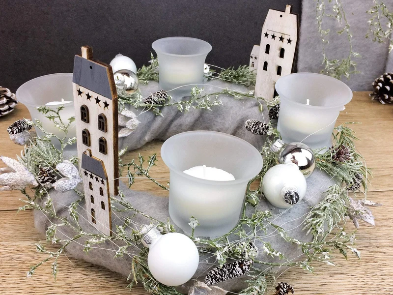 Adventskranz mit Häuser-Deko – rund handgefertigt langlebig