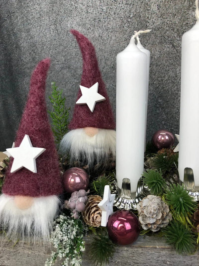 Längliches Adventsgesteck auf Tablett – mehrjährig handgefertigt