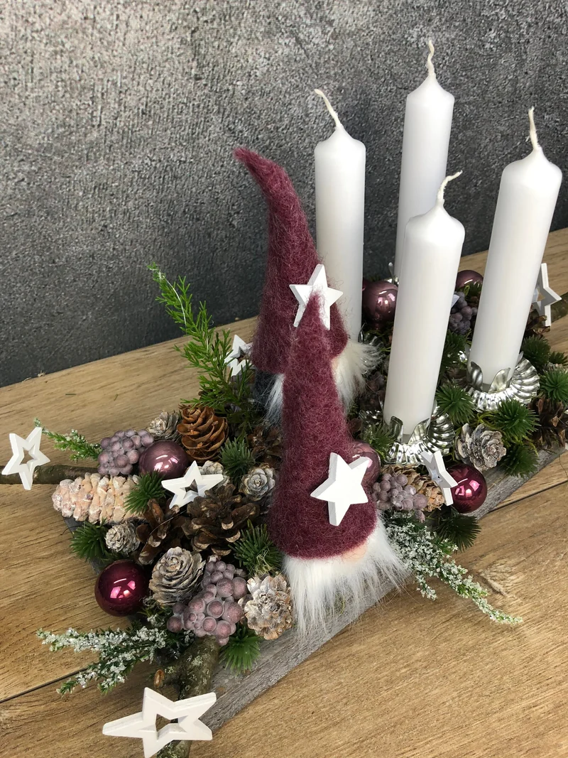 Längliches Adventsgesteck auf Tablett – mehrjährig handgefertigt