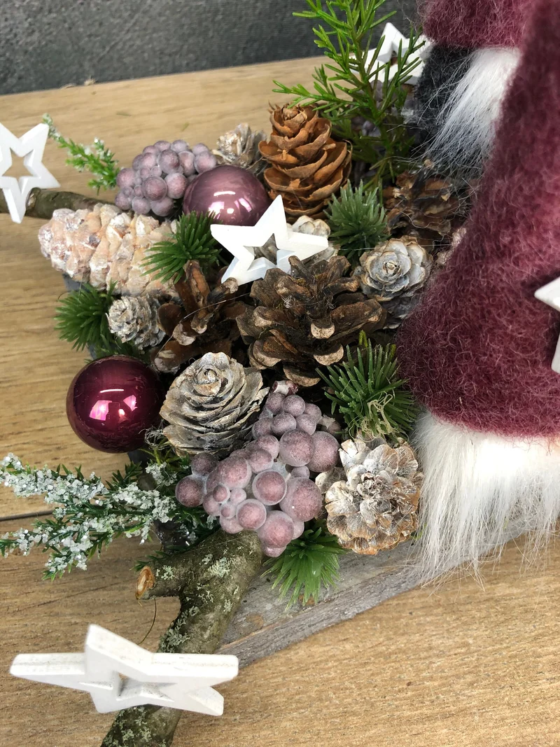 Längliches Adventsgesteck auf Tablett – mehrjährig handgefertigt