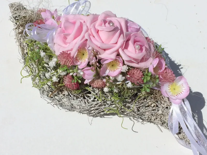 Seidenblumen Grabschmuck Rose mit Schleierkraut – langlebige Grabgesta