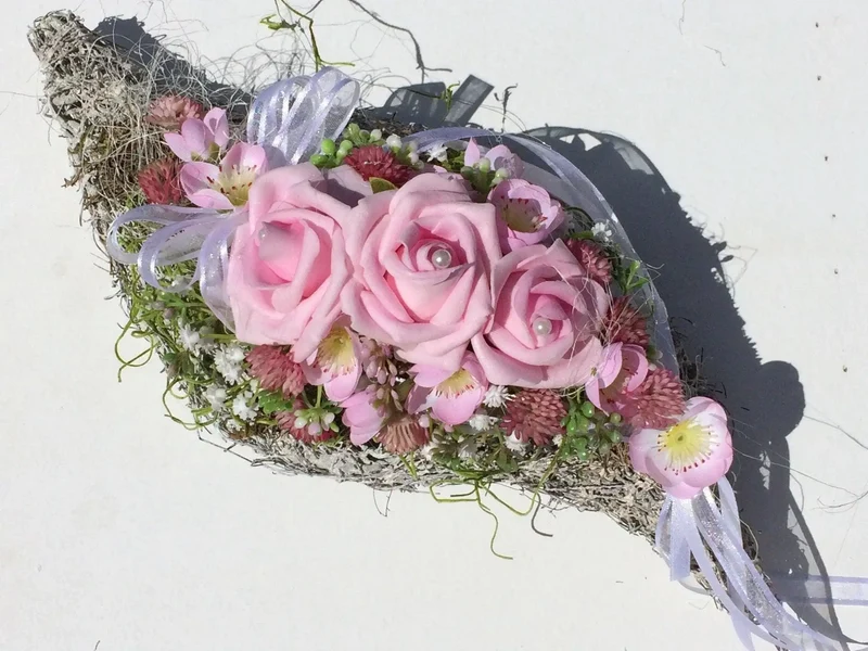 Seidenblumen Grabschmuck Rose mit Schleierkraut – langlebige Grabgesta