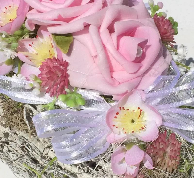 Seidenblumen Grabschmuck Rose mit Schleierkraut – langlebige Grabgesta