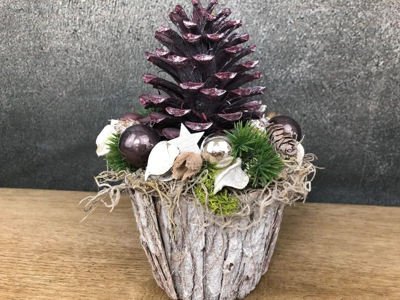 Adventsgesteck rund mit Zapfen und Beeren – Naturmaterialien Adventsdeko