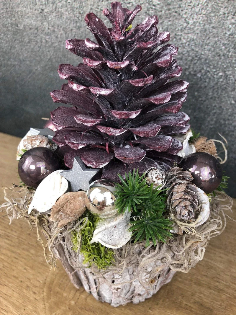 Adventsgesteck rund mit Zapfen und Beeren – Naturmaterialien Adventsdeko
