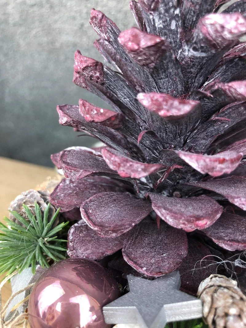 Adventsgesteck rund mit Zapfen und Beeren – Naturmaterialien Adventsdeko