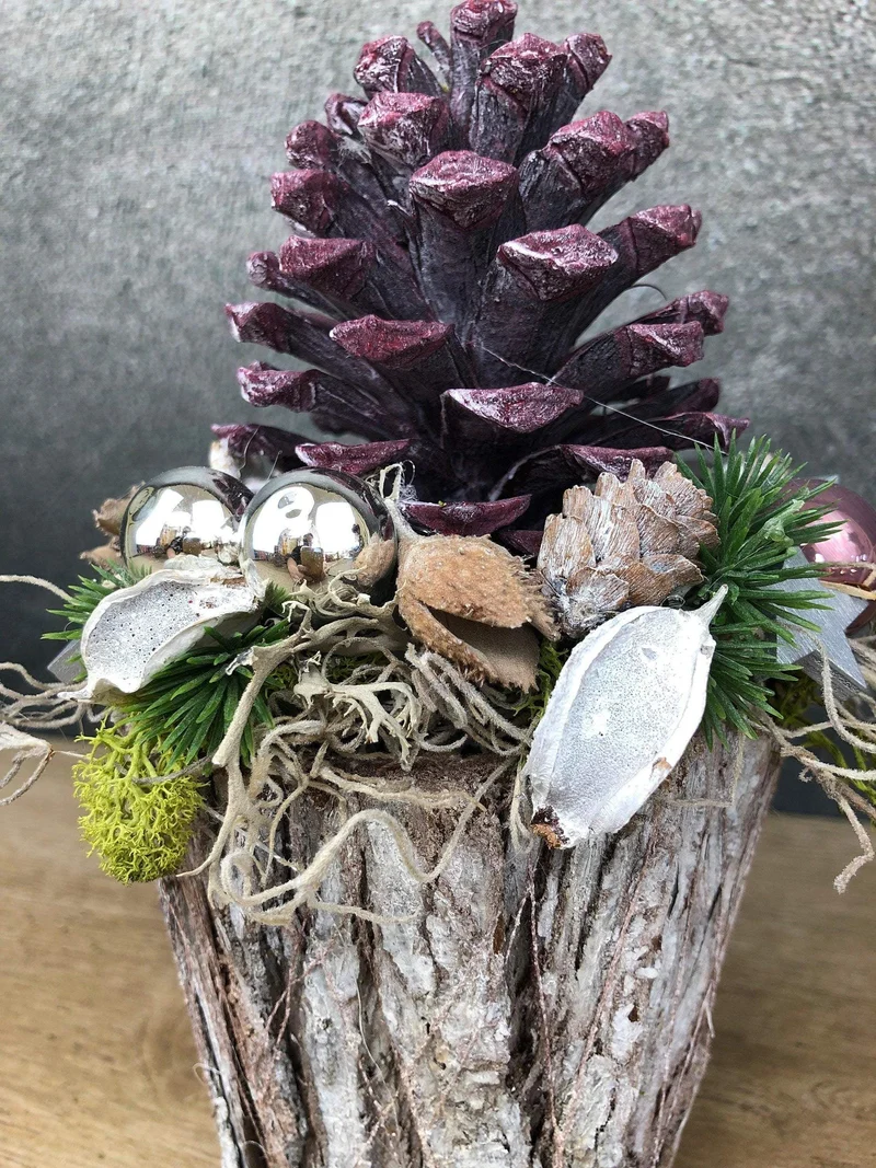 Adventsgesteck rund mit Zapfen und Beeren – Naturmaterialien Adventsdeko