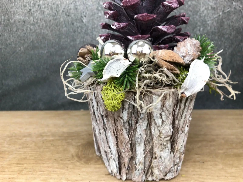 Adventsgesteck rund mit Zapfen und Beeren – Naturmaterialien Adventsdeko