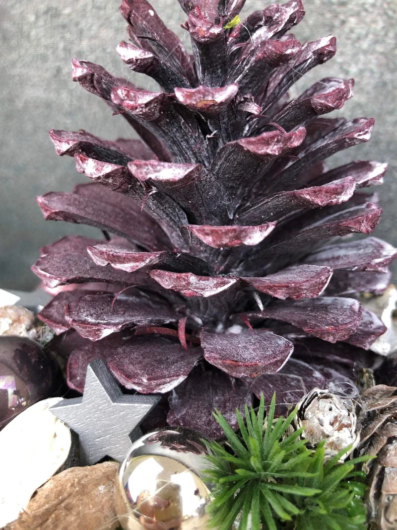Adventsgesteck rund mit Zapfen und Beeren – Naturmaterialien Adventsdeko