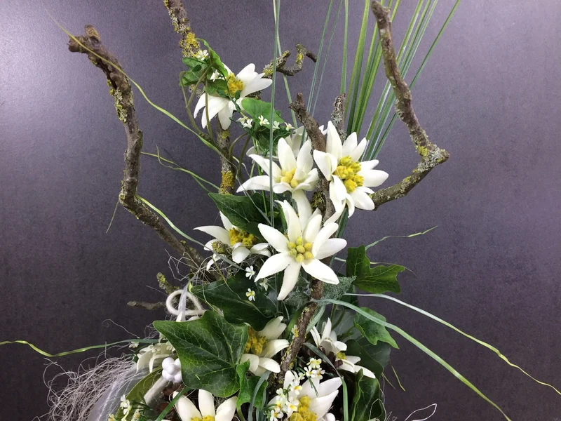 Seidenblumen Arrangement Bodenvase – Edelweiß Zapfen Efeu langlebig