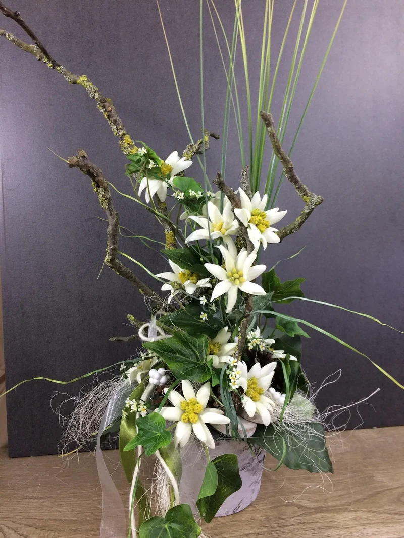 Seidenblumen Arrangement Bodenvase – Edelweiß Zapfen Efeu langlebig