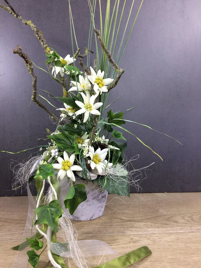 Seidenblumen Arrangement Bodenvase – Edelweiß Zapfen Efeu langlebig