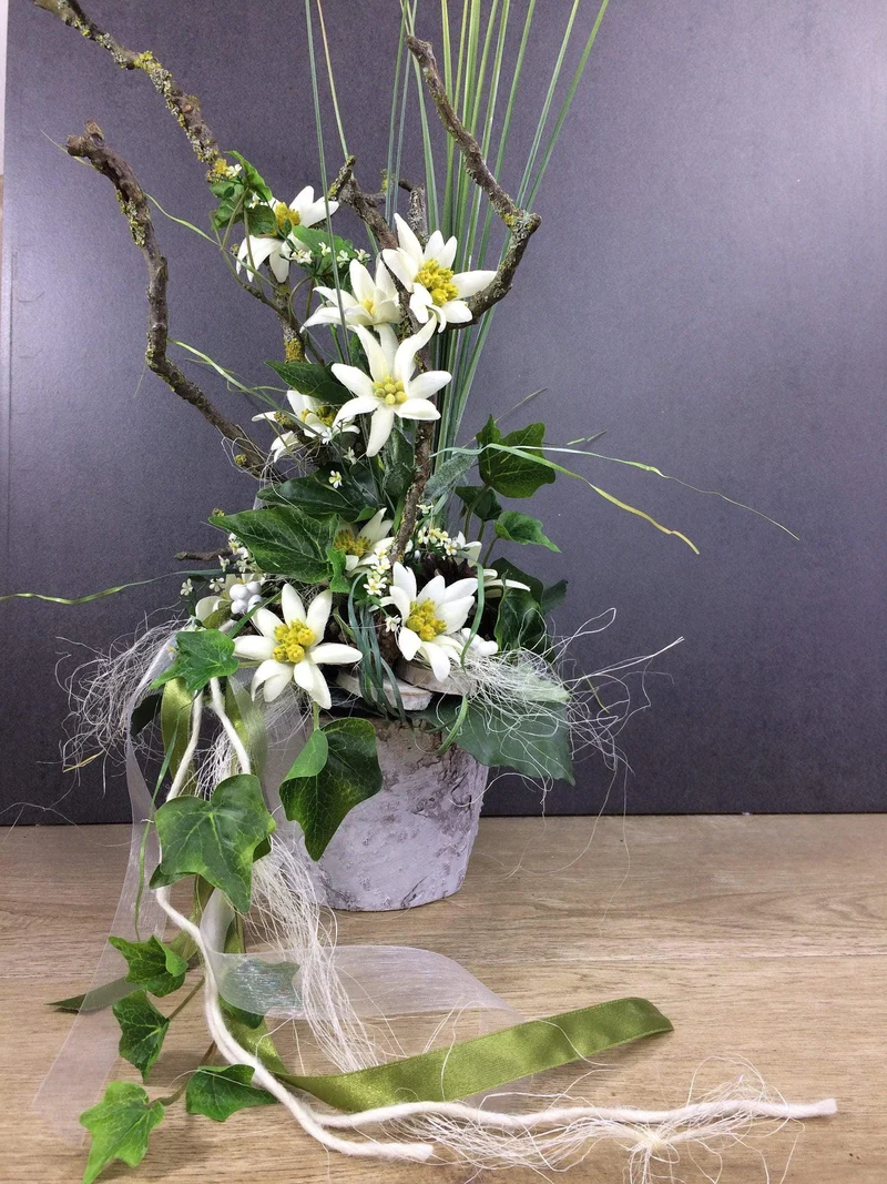 Seidenblumen Arrangement Bodenvase – Edelweiß Zapfen Efeu langlebig