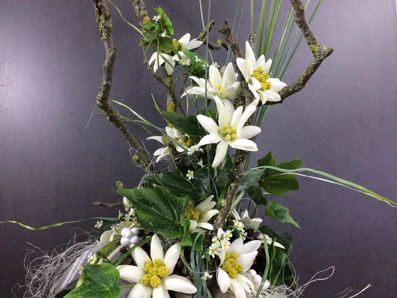 Seidenblumen Arrangement Bodenvase – Edelweiß Zapfen Efeu langlebig