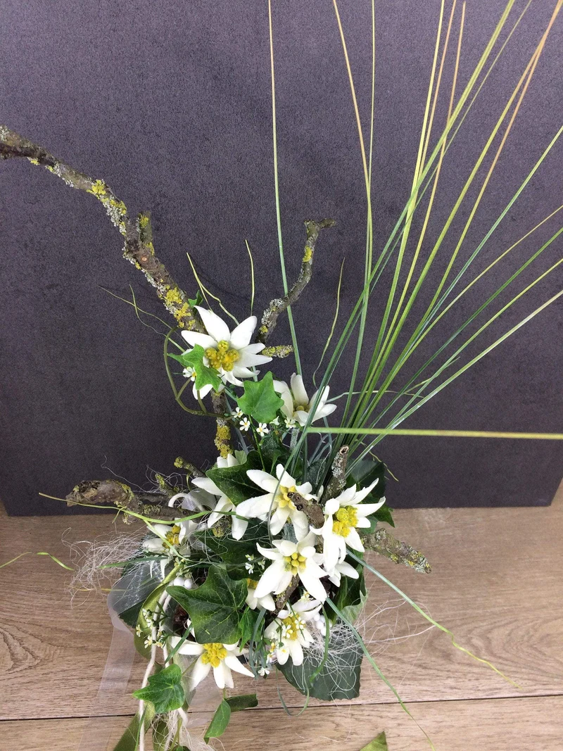 Seidenblumen Arrangement Bodenvase – Edelweiß Zapfen Efeu langlebig