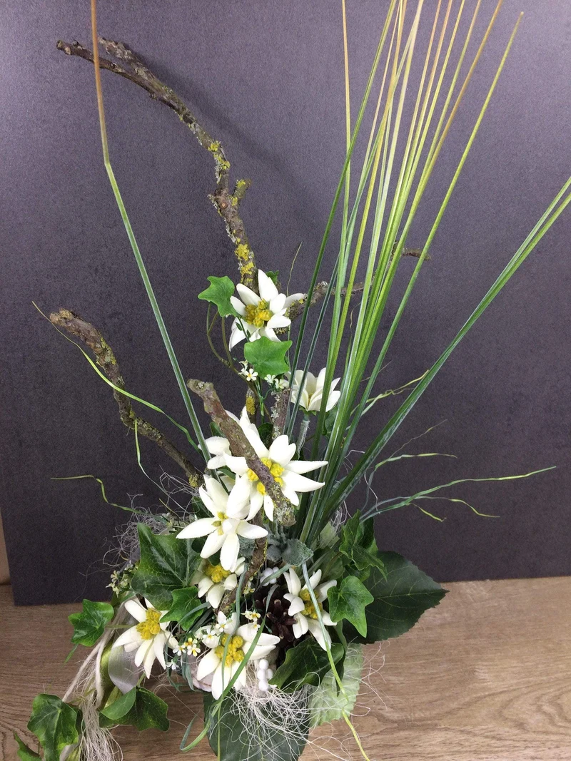 Seidenblumen Arrangement Bodenvase – Edelweiß Zapfen Efeu langlebig
