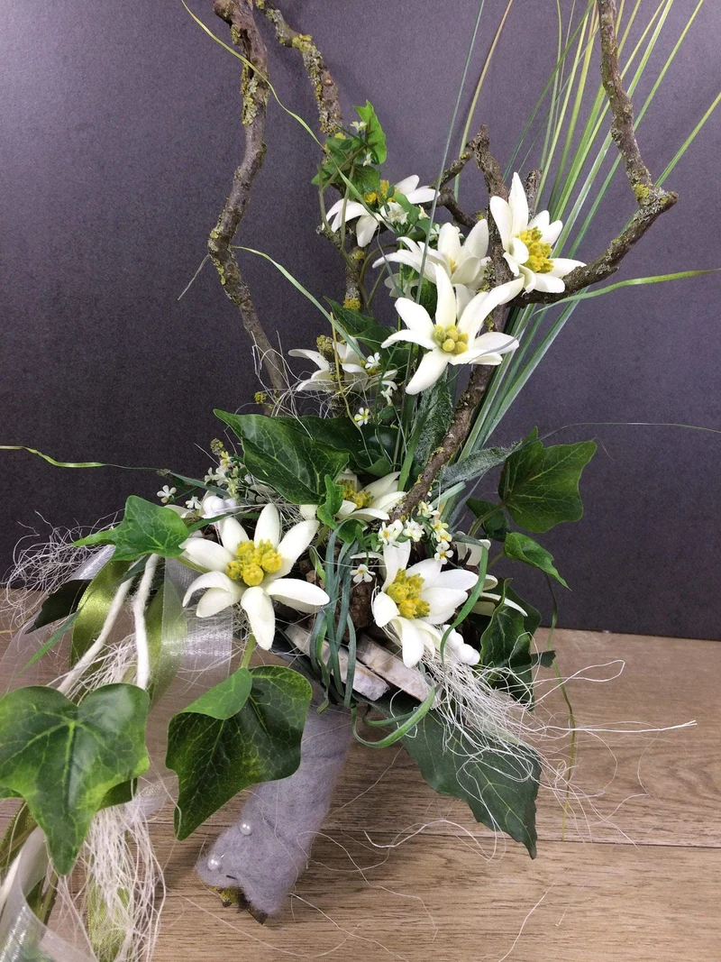 Seidenblumen Arrangement Bodenvase – Edelweiß Zapfen Efeu langlebig