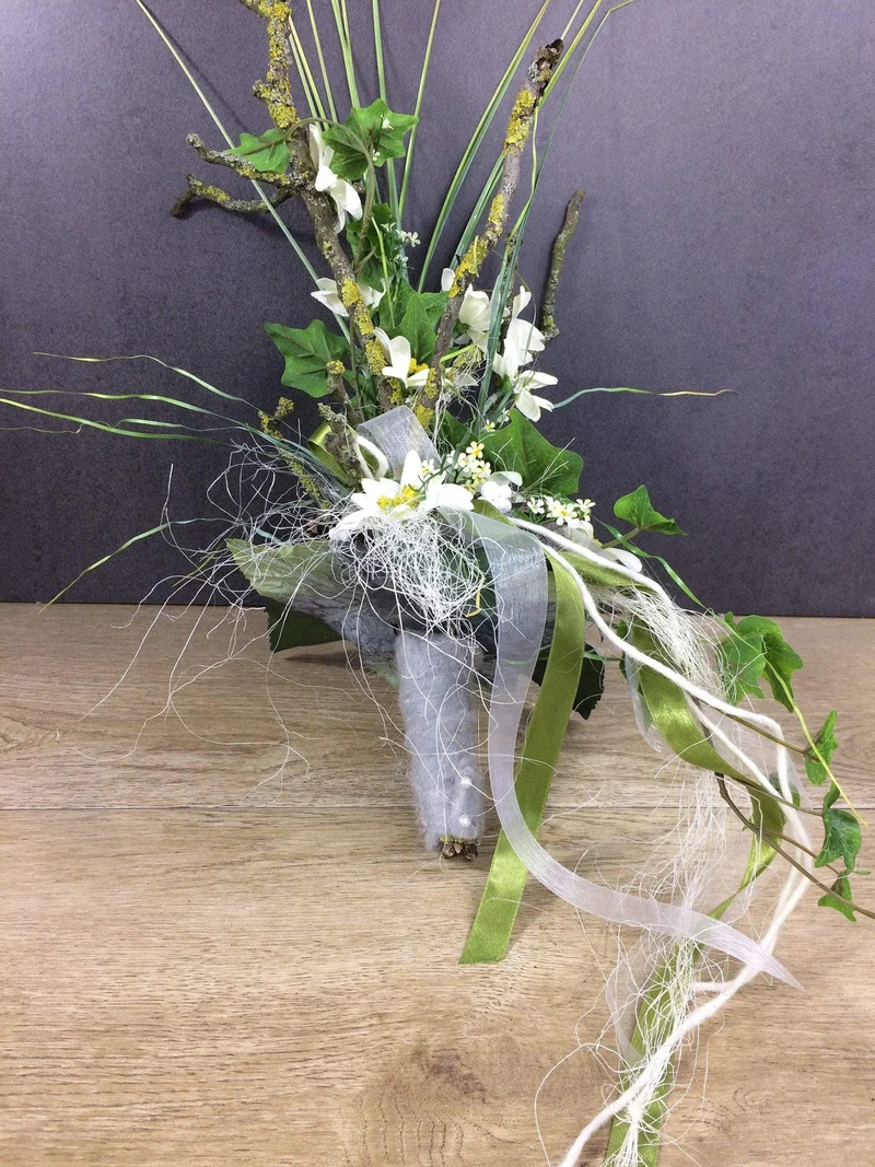Seidenblumen Arrangement Bodenvase – Edelweiß Zapfen Efeu langlebig