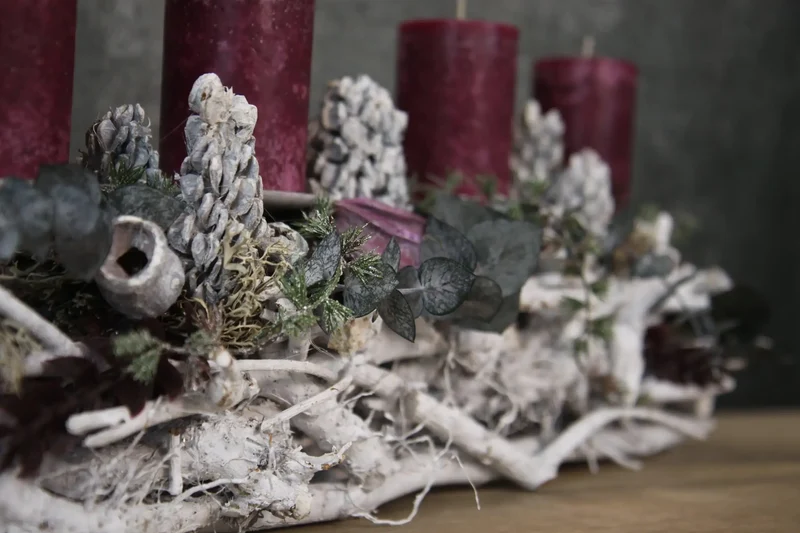 Adventsgesteck Eukalyptus Ruskus länglich – Tablett Advent mehrjährig