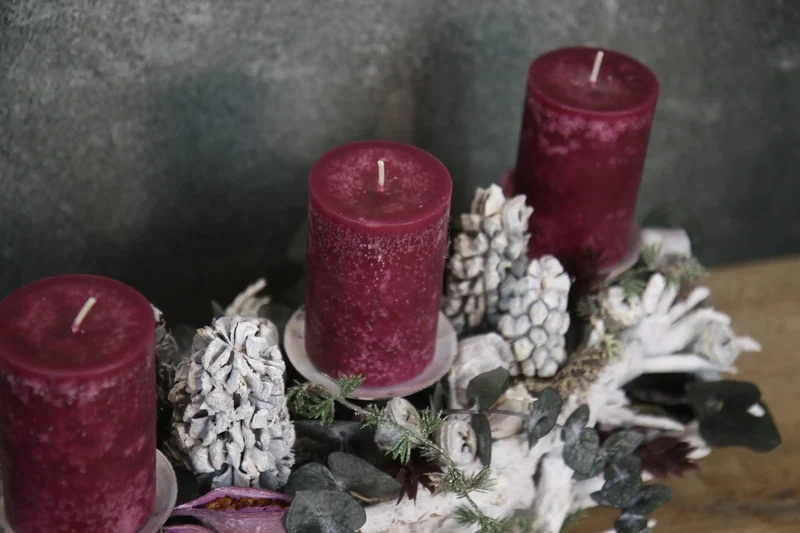 Adventsgesteck Eukalyptus Ruskus länglich – Tablett Advent mehrjährig