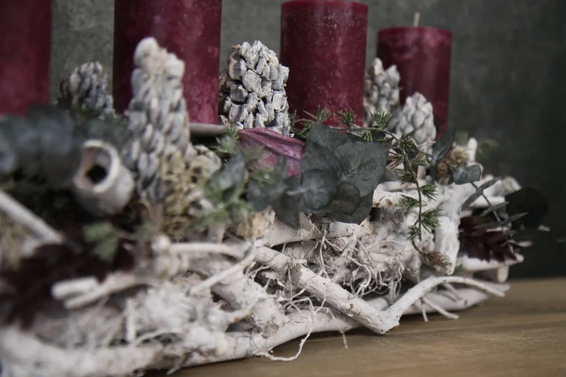 Adventsgesteck Eukalyptus Ruskus länglich – Tablett Advent mehrjährig