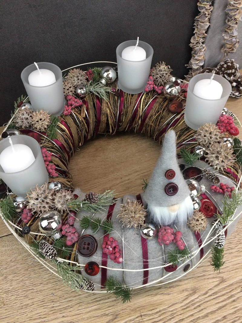 Adventskranz mit Wichtel Figuren – rund handgefertigt langlebig