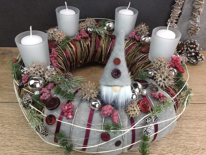 Adventskranz mit Wichtel Figuren – rund handgefertigt langlebig