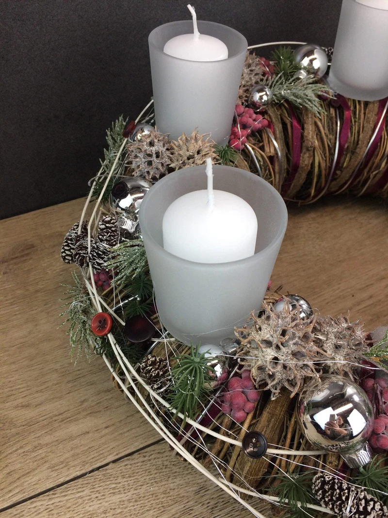 Adventskranz mit Wichtel Figuren – rund handgefertigt langlebig