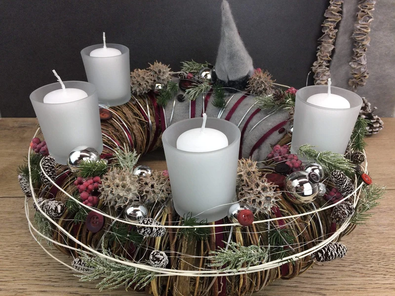 Adventskranz mit Wichtel Figuren – rund handgefertigt langlebig