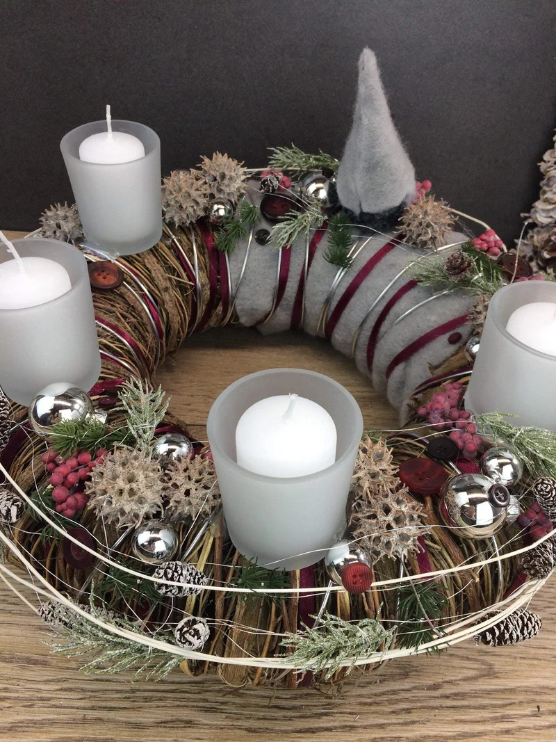 Adventskranz mit Wichtel Figuren – rund handgefertigt langlebig