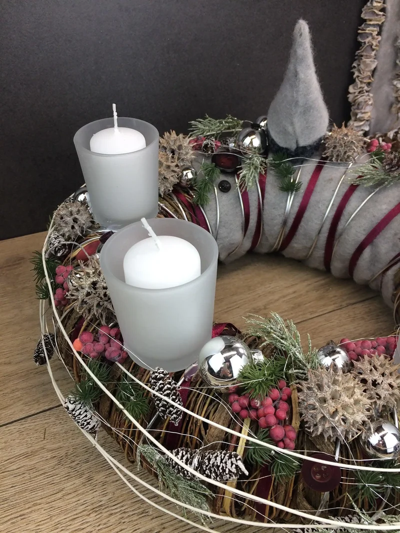 Adventskranz mit Wichtel Figuren – rund handgefertigt langlebig