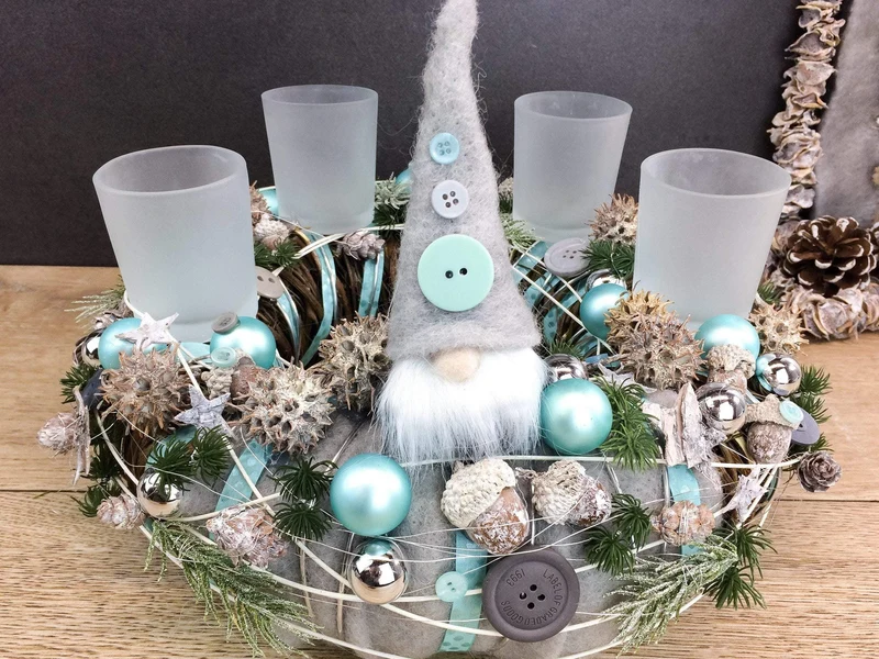 Adventskranz mit Wichtel Figuren – rund handgefertigt langlebig