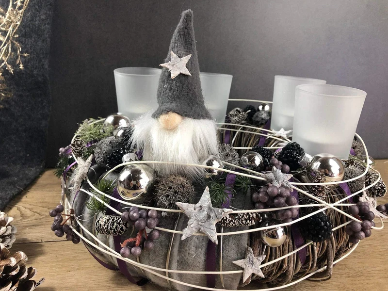 Adventskranz mit Wichtel Figuren – rund handgefertigt langlebig