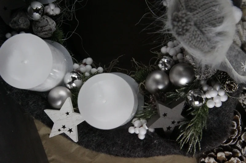 Runder Adventskranz modern – stilvoll mehrjährig