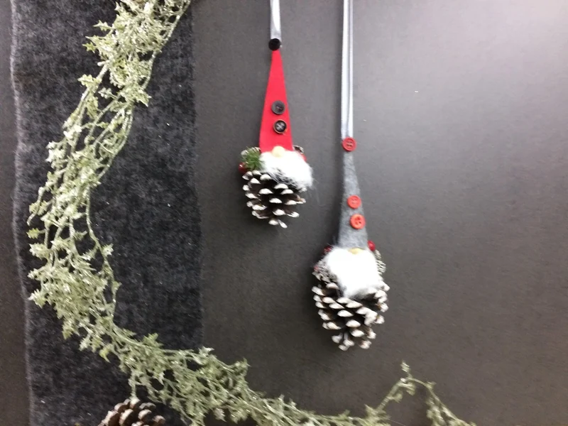 Fensterschmuck Wichtel Weihnachten – dekorativer Wichtel mit Naturmaterialien