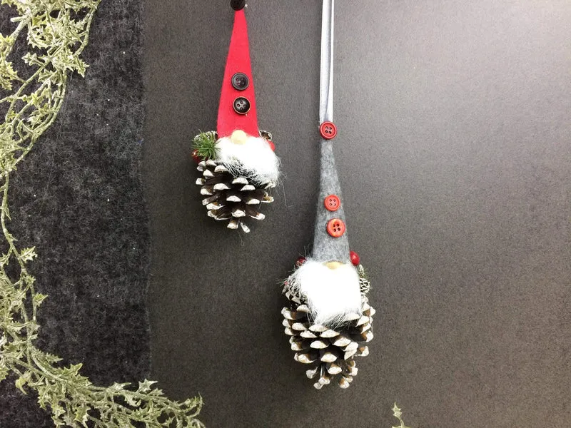 Fensterschmuck Wichtel Weihnachten – dekorativer Wichtel mit Naturmaterialien