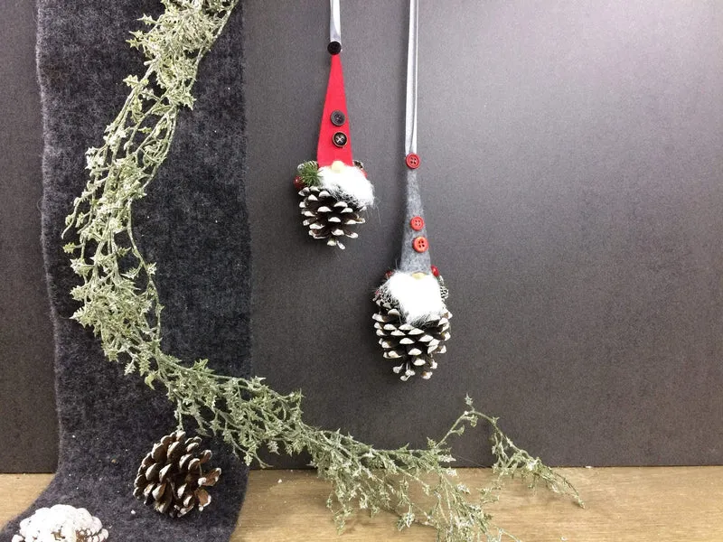 Fensterschmuck Wichtel Weihnachten – dekorativer Wichtel mit Naturmaterialien