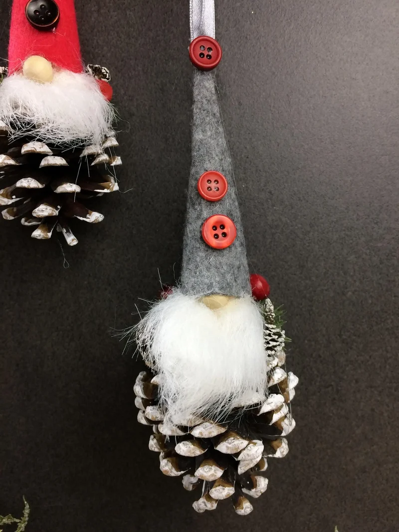 Fensterschmuck Wichtel Weihnachten – dekorativer Wichtel mit Naturmaterialien