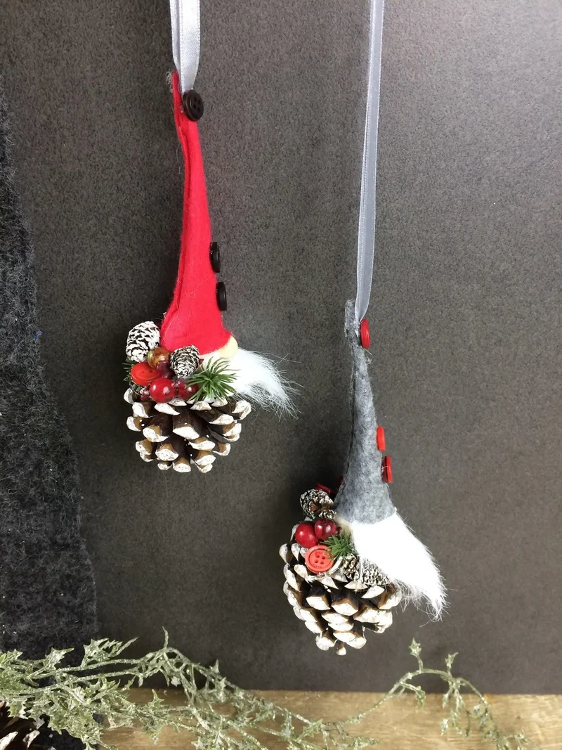 Fensterschmuck Wichtel Weihnachten – dekorativer Wichtel mit Naturmaterialien
