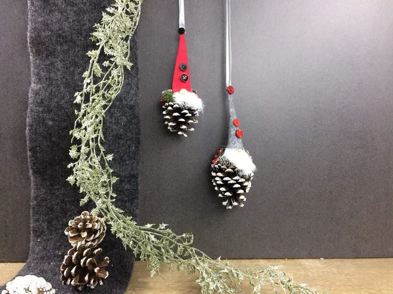 Fensterschmuck Wichtel Weihnachten – dekorativer Wichtel mit Naturmaterialien