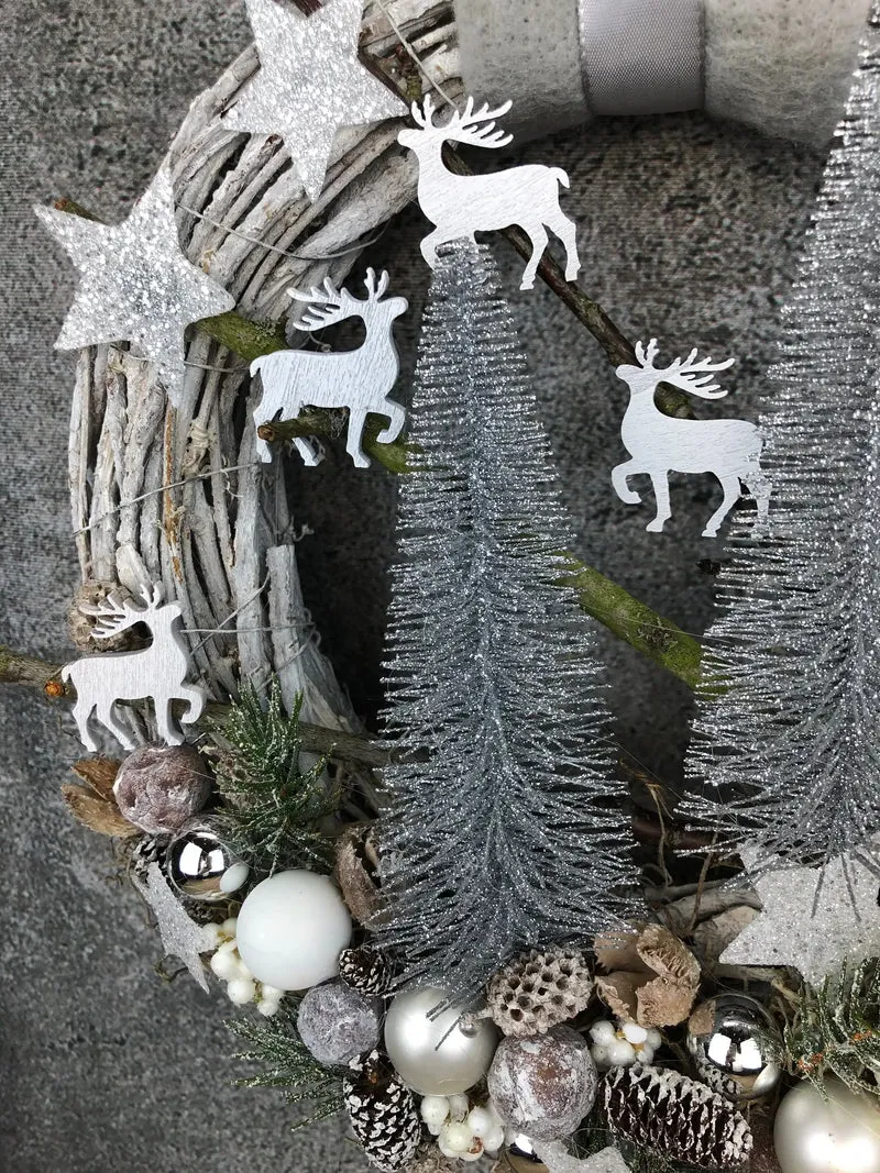 Weihnachtlicher Türkranz Hirsch – Tanne Zapfen handgefertigt