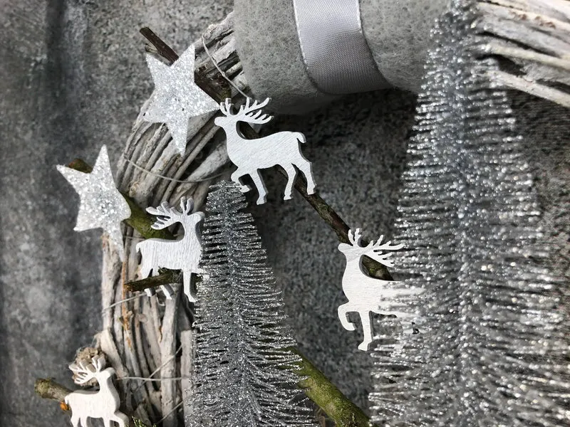 Weihnachtlicher Türkranz Hirsch – Tanne Zapfen handgefertigt