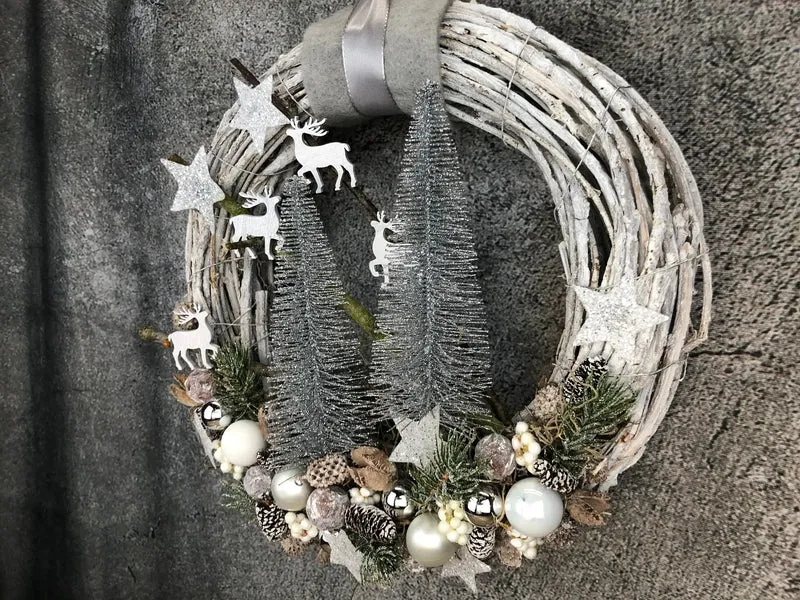 Weihnachtlicher Türkranz Hirsch – Tanne Zapfen handgefertigt