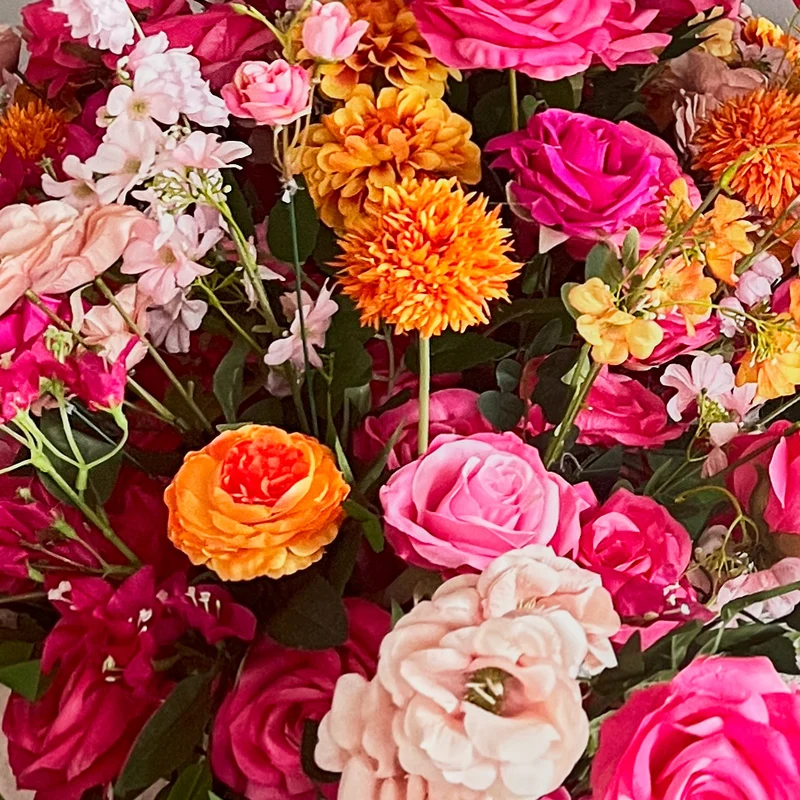 Premium Seidenblumen Arrangement Fuchsia & Orange – Dahlien, Rosen, Ranunkeln & Hortensien | Bogen- & Tischdekoration