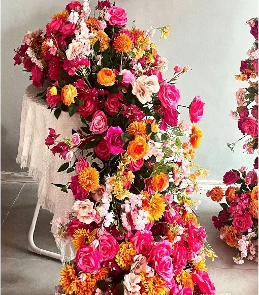 Premium Seidenblumen Arrangement Fuchsia & Orange – Dahlien, Rosen, Ranunkeln & Hortensien | Bogen- & Tischdekoration