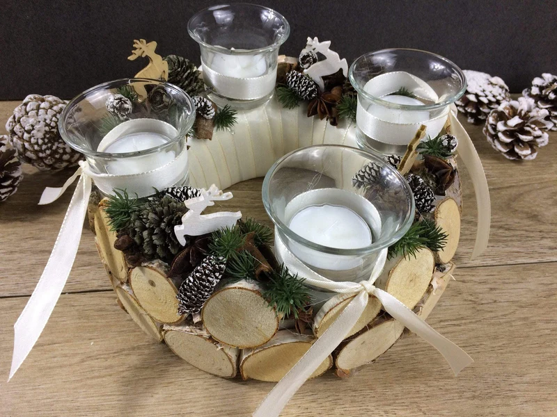 Runder Adventskranz mit Hirsch und Gläsern – gemütlich langlebig