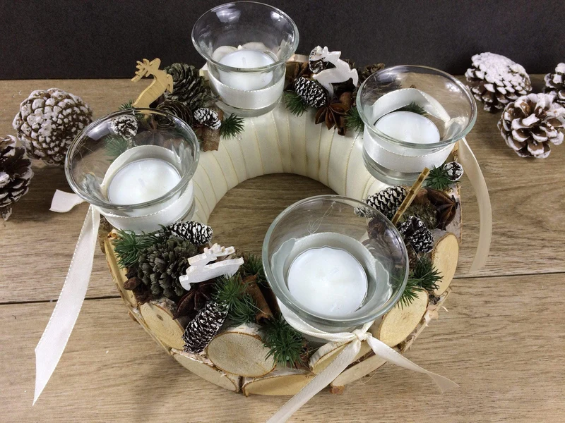 Runder Adventskranz mit Hirsch und Gläsern – gemütlich langlebig