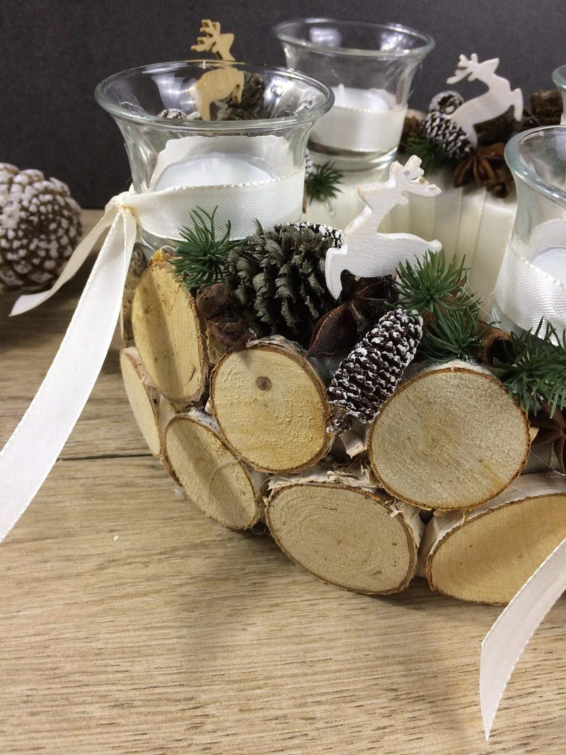 Runder Adventskranz mit Hirsch und Gläsern – gemütlich langlebig