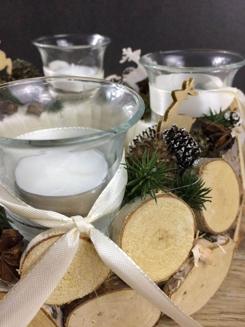 Runder Adventskranz mit Hirsch und Gläsern – gemütlich langlebig