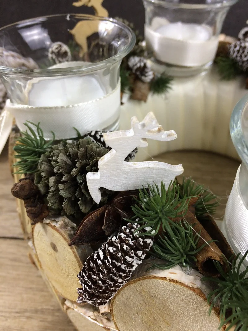 Runder Adventskranz mit Hirsch und Gläsern – gemütlich langlebig